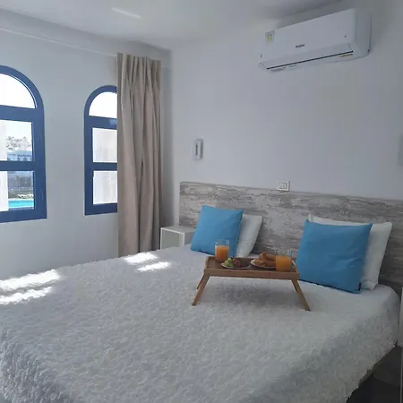 Poolfront Semesterbostad *